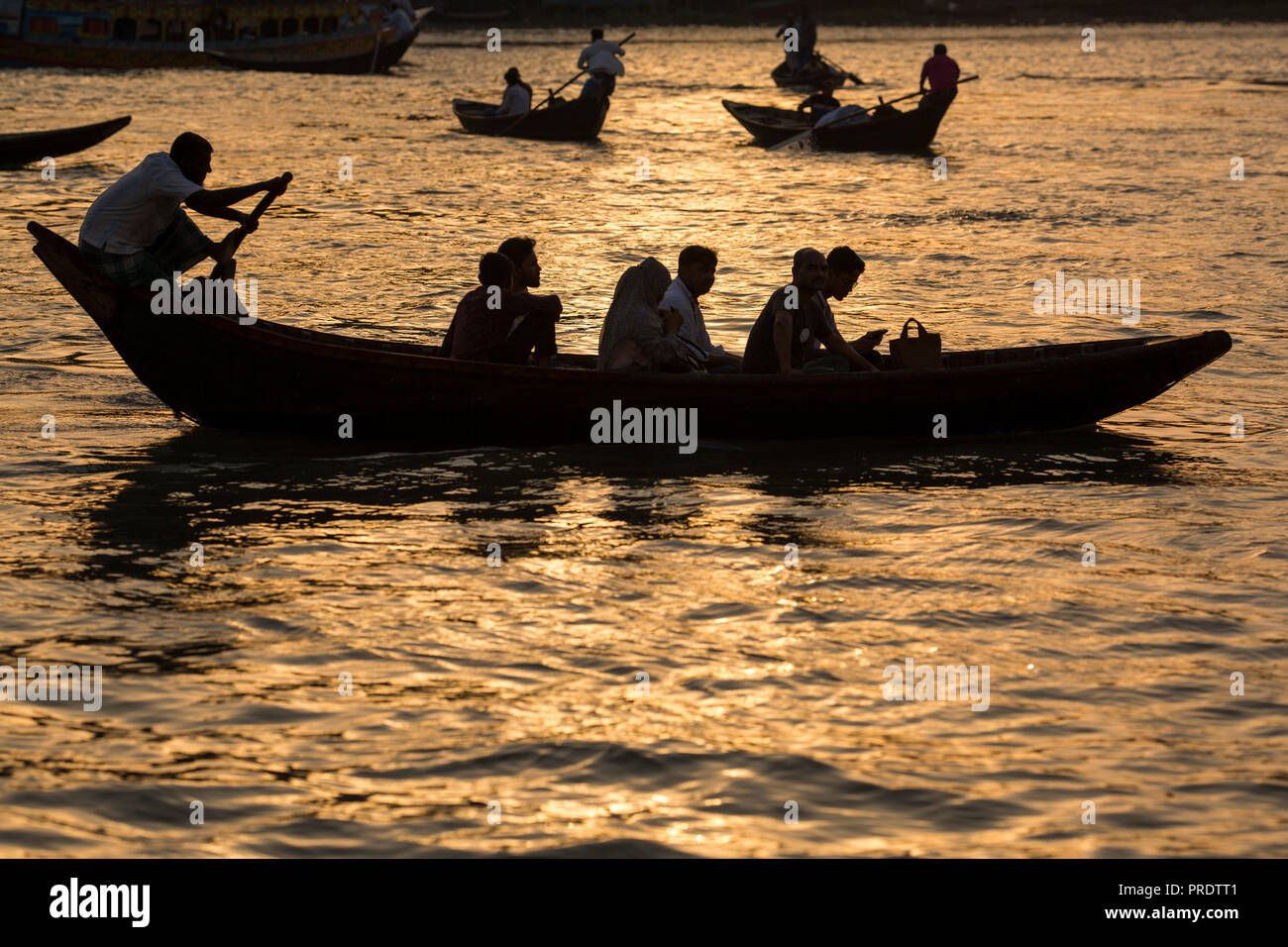 Dacca in Bangladesh. 1° ottobre 2018. Persone attraversano il fiume Buriganga in barca a Dhaka , Bangladesh in ottobre 01, 2018. Credito: zakir hossain chowdhury zakir/Alamy Live News Foto Stock