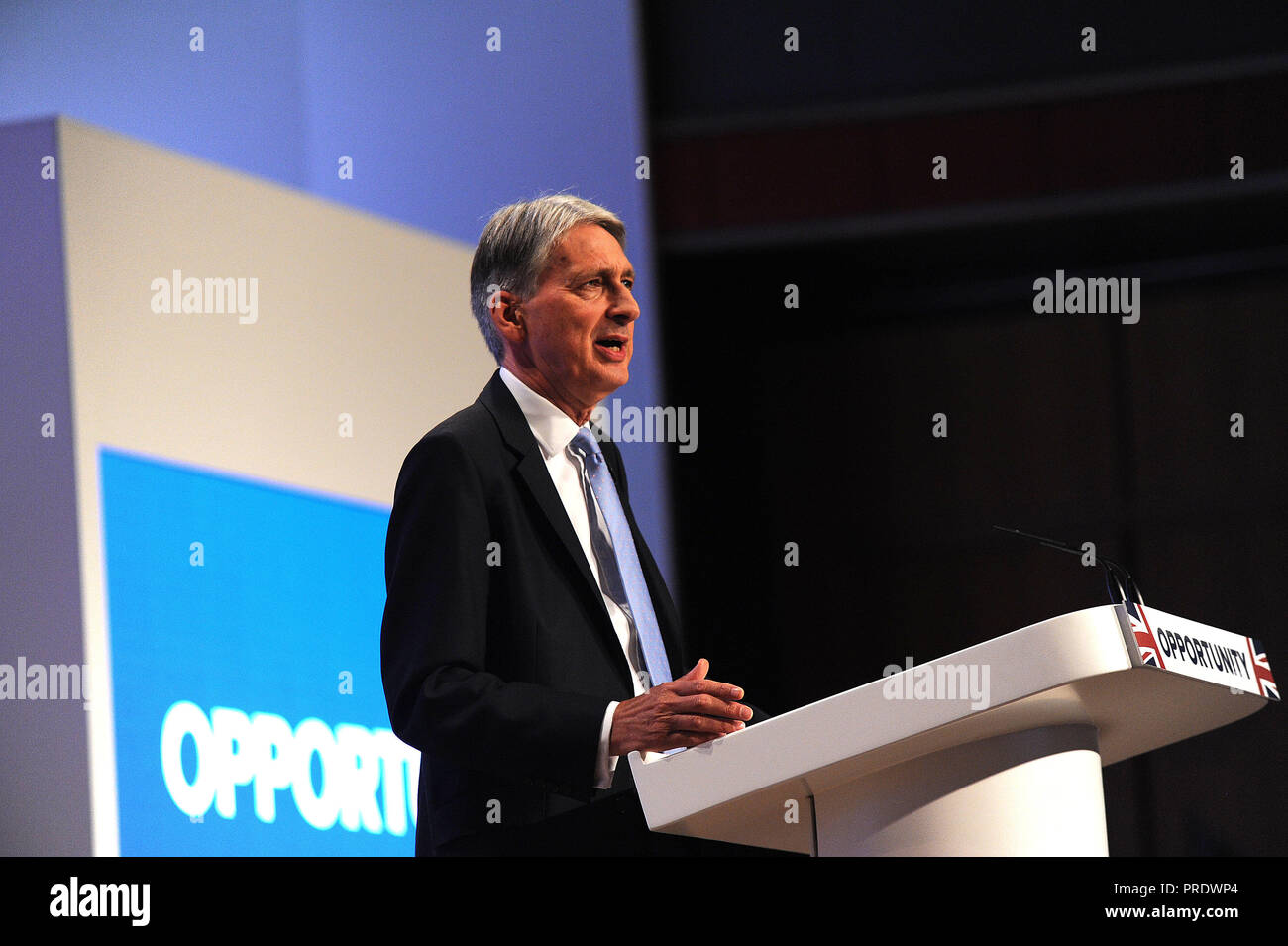 Birmingham, Inghilterra. 1 Ottobre, 2018. Philip Hammond MP, il Cancelliere dello Scacchiere fornisce il suo discorso alla conferenza sulla sessione della mattina del secondo giorno del Partito conservatore conferenza annuale presso la Corte penale internazionale. Kevin Hayes/Alamy Live News Foto Stock