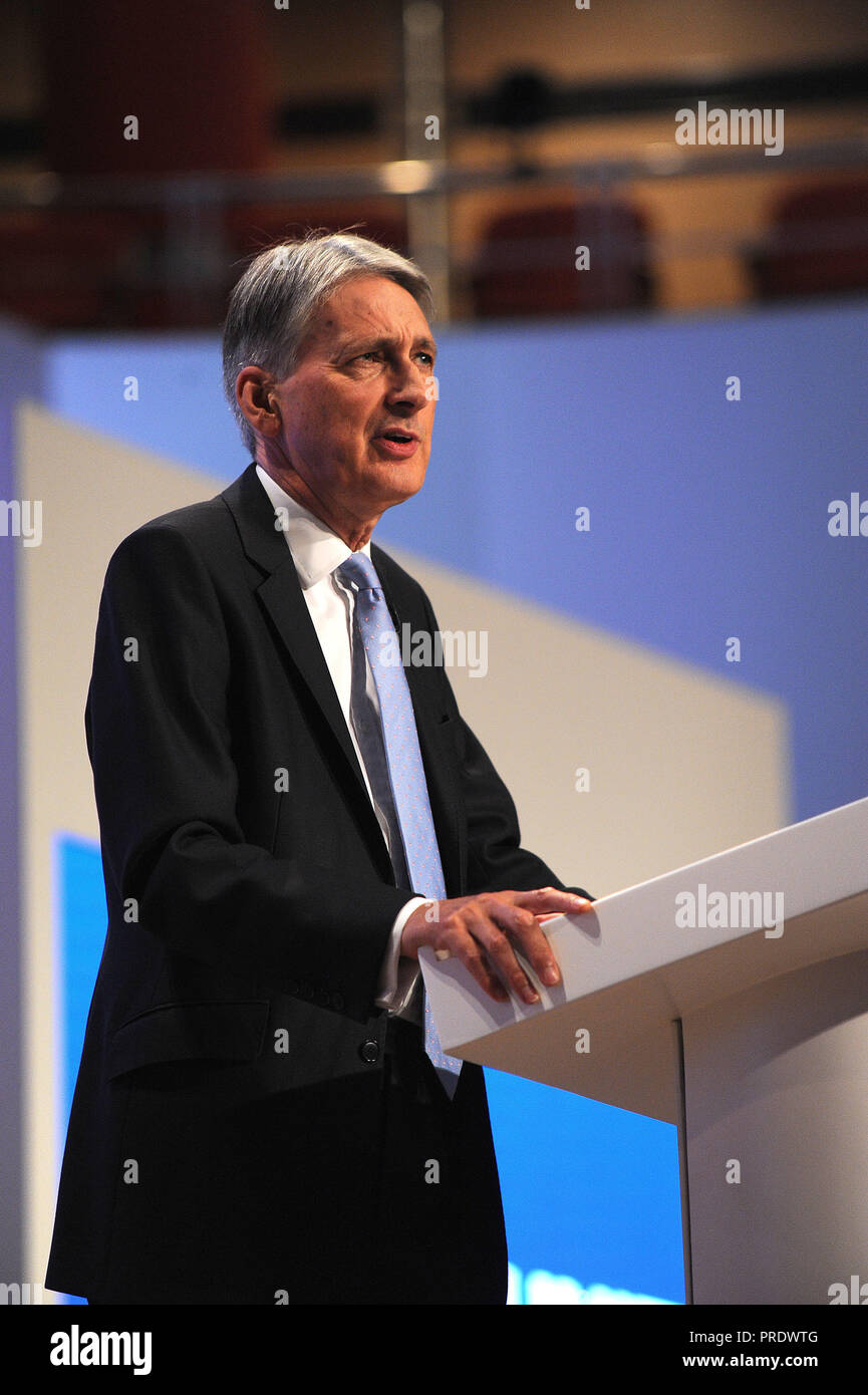 Birmingham, Inghilterra. 1 Ottobre, 2018. Philip Hammond MP, il Cancelliere dello Scacchiere fornisce il suo discorso alla conferenza sulla sessione della mattina del secondo giorno del Partito conservatore conferenza annuale presso la Corte penale internazionale. Kevin Hayes/Alamy Live News Foto Stock