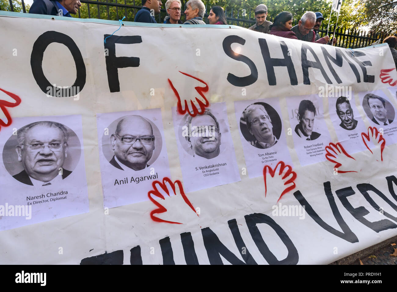 Londra, Regno Unito. 1 ottobre 2018. Si affaccia sulla lamina Vedanta "hall della vergogna" banner includono Anil Agarwal e ex PM David Cameron, insieme con gli altri che sono stati involived nell'azienda. Credito: Peter Marshall / Alamy Live News Foto Stock