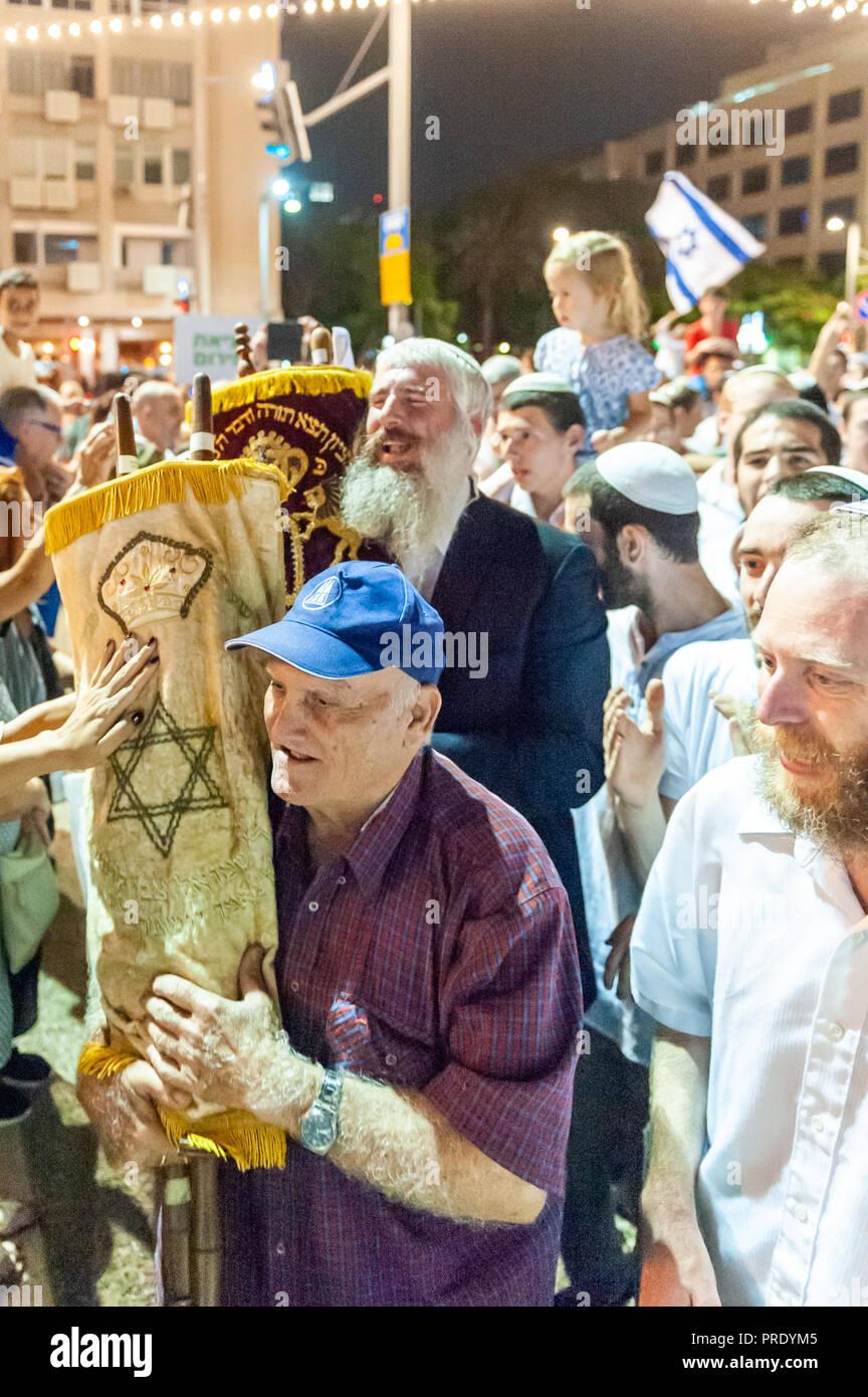 Israele, Tel Aviv - 1 Ottobre 2018: Simchat torah festa su Kikar Rabin. Questa importante festa ebraica celebra e segna la conclusione del ciclo annuale di Torah pubbliche letture, e l inizio di un nuovo ciclo (Michael Jacobs/Alamy live news) Credito: Michael Jacobs/Alamy Live News Foto Stock