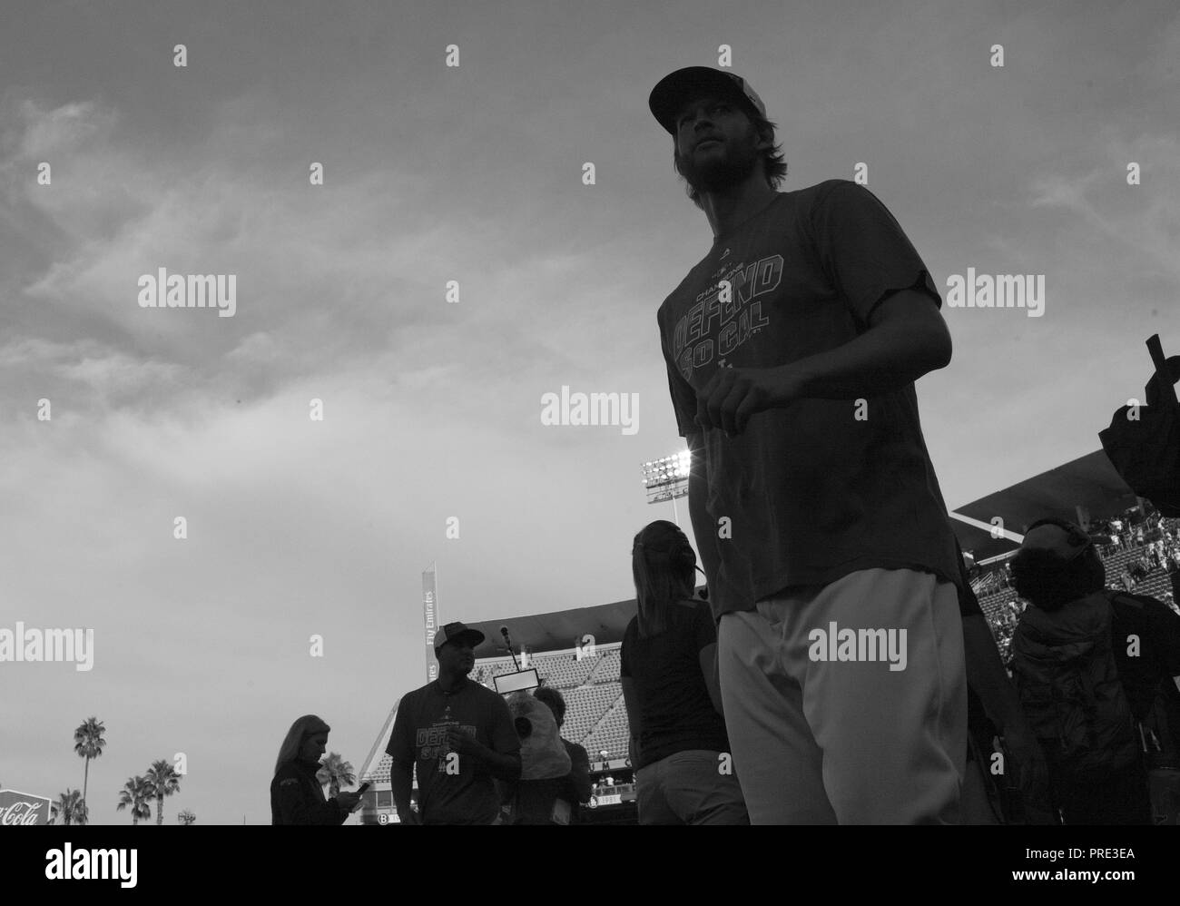 Los Angeles, California, USA. 1 Ott 2018. Clayton Kershaw dei Los Angeles Dodgers suggerimenti il suo cappello alla folla come hanno sconfitto il Colorado Rockies 5-2 per vincere la loro sesta divisione consecutivi campionato durante un campionato Nazionale Ovest spareggio Major League Baseball Game al Dodger Stadium il lunedì, 1 ottobre 2018 a Los Angeles, California.Armando Arorizo Credito: Armando Arorizo/Prensa Internacional/ZUMA filo/Alamy Live News Foto Stock