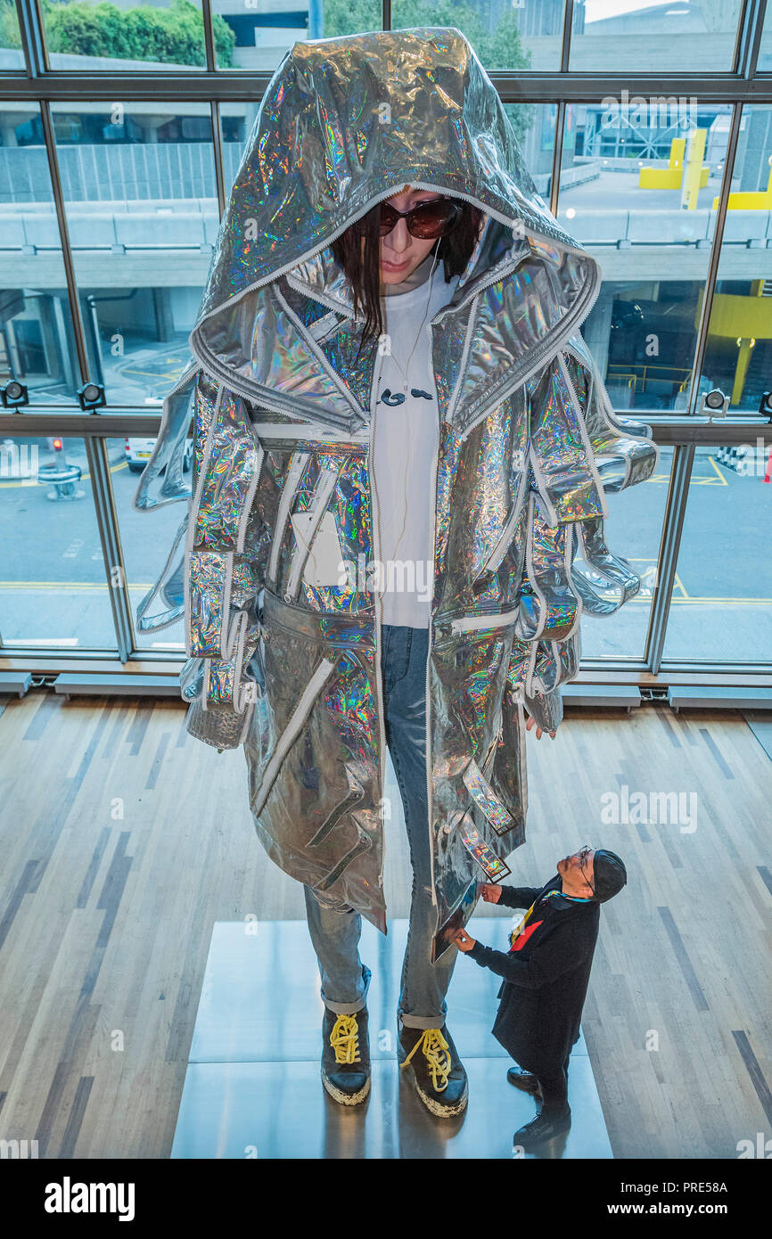 Londra, Regno Unito. 2 Ottobre, 2018. Tim Yip con Lili, una scala grande arte di installazione che è parte del BAFTA e vincitore del premio Academy Award art director, Tim Yip multiforme della nube progetto specialmente commissionato per questo anno la Cina modifica Festival. Il progetto comprende anche una sfilata di moda di domenica 7 ottobre che mostra 25 appositamente progettato costumi, sviluppato nel corso di mesi di collaborazione tra alcuni della Londra dei principali stilisti e più promettenti studenti di moda. Credito: Guy Bell/Alamy Live News Foto Stock