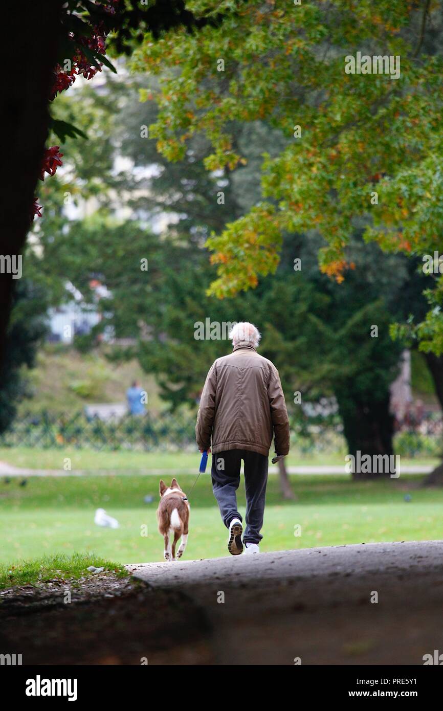 Hastings, East Sussex, Regno Unito. 2 Ottobre, 2018. Regno Unito: Meteo Meteo autunnali e una leggera brezza in aria con heavy rain dovrebbe successivamente come un paio di persone di fare una passeggiata intorno a Alexandra park. © Paul Lawrenson 2018, Photo credit: Paolo Lawrenson / Alamy Live News Foto Stock