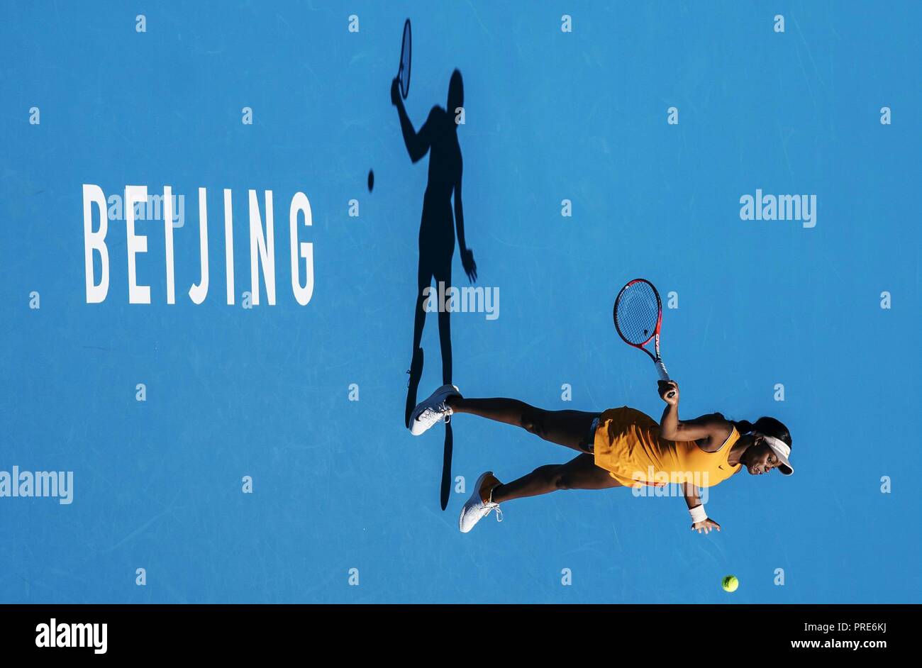 Pechino, Cina. 2 Ottobre, 2018. Sloane Stephens degli Stati Uniti colpisce un ritorno durante le Donne Singoli Secondo turno il match contro Zheng Saisai della Cina al China Open Tennis Tournament a Pechino in Cina, Ottobre 2, 2018. Zheng Saisai perso 0-2. La foto è stata fatta ruotare in senso orario di 90 gradi. Credito: Maohua Fei/Xinhua/Alamy Live News Foto Stock