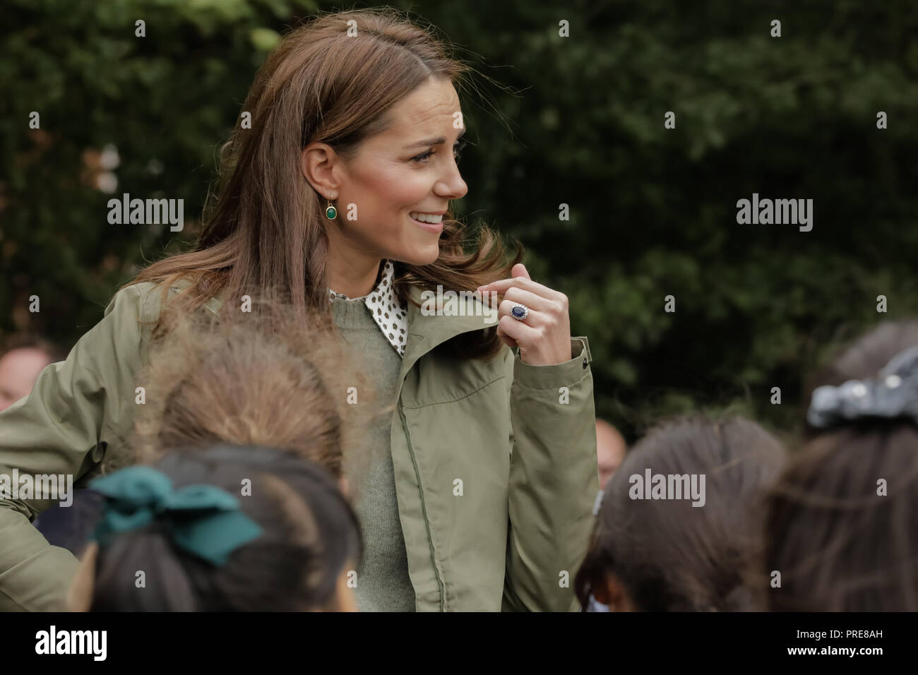 Londra, Regno Unito. Il 2 ottobre, 2018. La Duchessa di Cambridge si ferma a parlare con una giovane squadra di hockey in Paddington ricreazione terreno seguendo la sua visita all'Sayers Croft Scuola Forestale e della fauna selvatica del giardino. Questa è stata la sua prima personale impegno pubblico, di ritorno dal congedo di maternità a seguito della nascita del Principe Louis il 23 aprile. Credito: Chris Aubrey/Alamy Live News Foto Stock