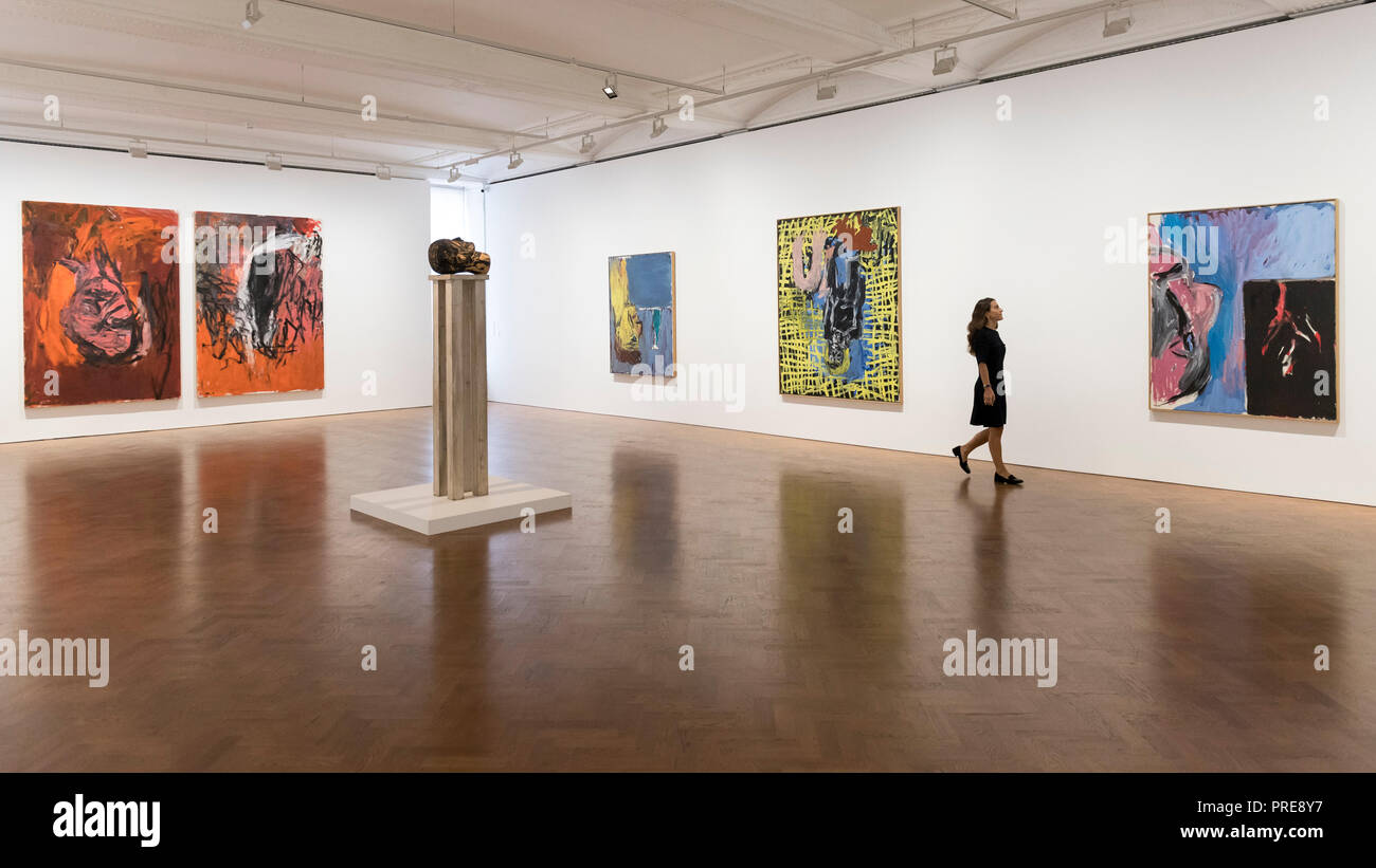 Londra, Regno Unito. Il 2 ottobre 2018. Una vista generale di spazio gallery. Anteprima di 'a concentrarsi su degli anni Ottanta", una mostra di opere di Georg Baselitz alla Galerie Thaddaeus Ropac, a Mayfair. Lo spettacolo presenta dipinti seminale, precedentemente opere invisibili, disegni e sculture anticipata dall'artista durante il suo decennio rivoluzionarie e corre il 3 Ottobre al 21 novembre 2018. Credito: Stephen Chung / Alamy Live News Foto Stock