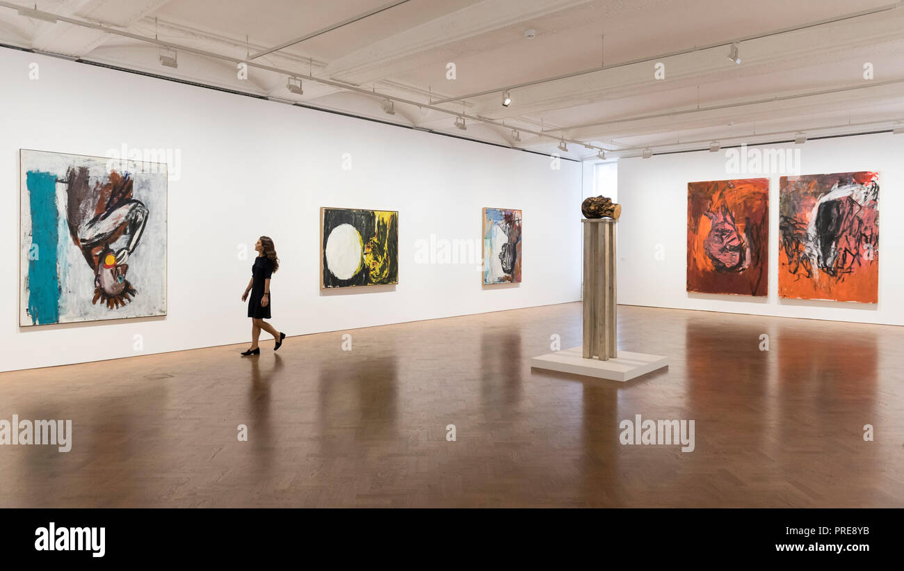 Londra, Regno Unito. Il 2 ottobre 2018. Una vista generale di spazio gallery. Anteprima di 'a concentrarsi su degli anni Ottanta", una mostra di opere di Georg Baselitz alla Galerie Thaddaeus Ropac, a Mayfair. Lo spettacolo presenta dipinti seminale, precedentemente opere invisibili, disegni e sculture anticipata dall'artista durante il suo decennio rivoluzionarie e corre il 3 Ottobre al 21 novembre 2018. Credito: Stephen Chung / Alamy Live News Foto Stock