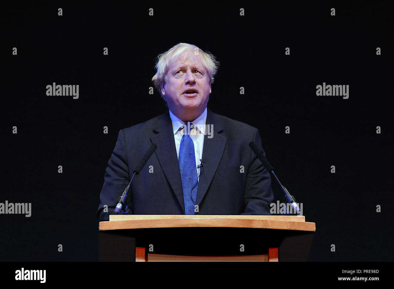 Birmingham, Inghilterra. Il 2 ottobre, 2018. Boris Johnson MP ex segretario di Stato per gli affari esteri, offre il suo discorso per una frangia incontro, organizzato da "conservativa Home' sulla sessione del pomeriggio del terzo giorno del partito conservatore conferenza annuale presso la Corte penale internazionale. Kevin Hayes/Alamy Live News Foto Stock