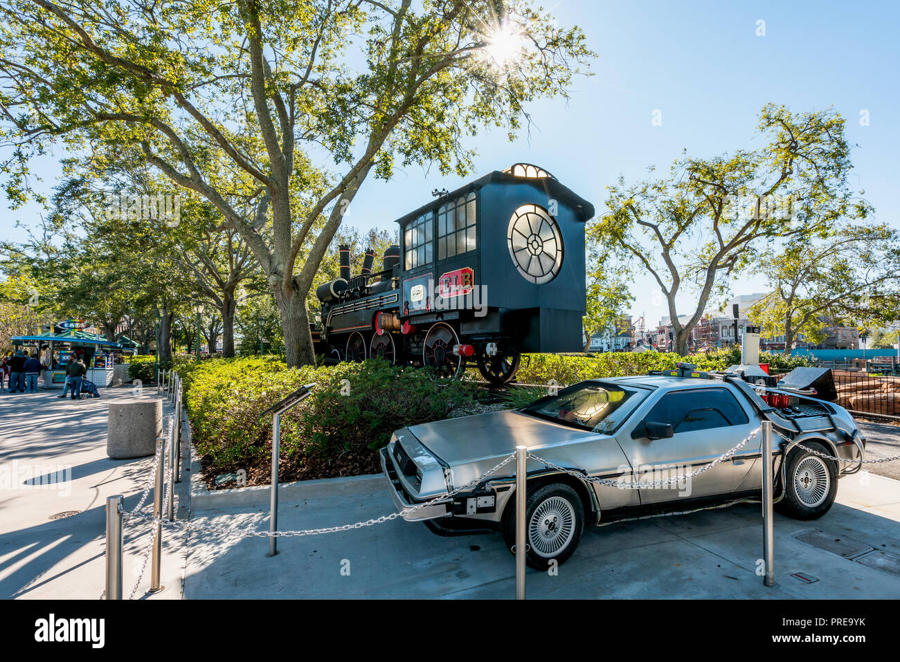 ORLANDO, FLORIDA, Stati Uniti d'America - Dicembre 2017: Delorean e il treno dal film "Ritorno al Futuro" sul display in corrispondenza di Universal Orlando Resort e il parco a tema Foto Stock