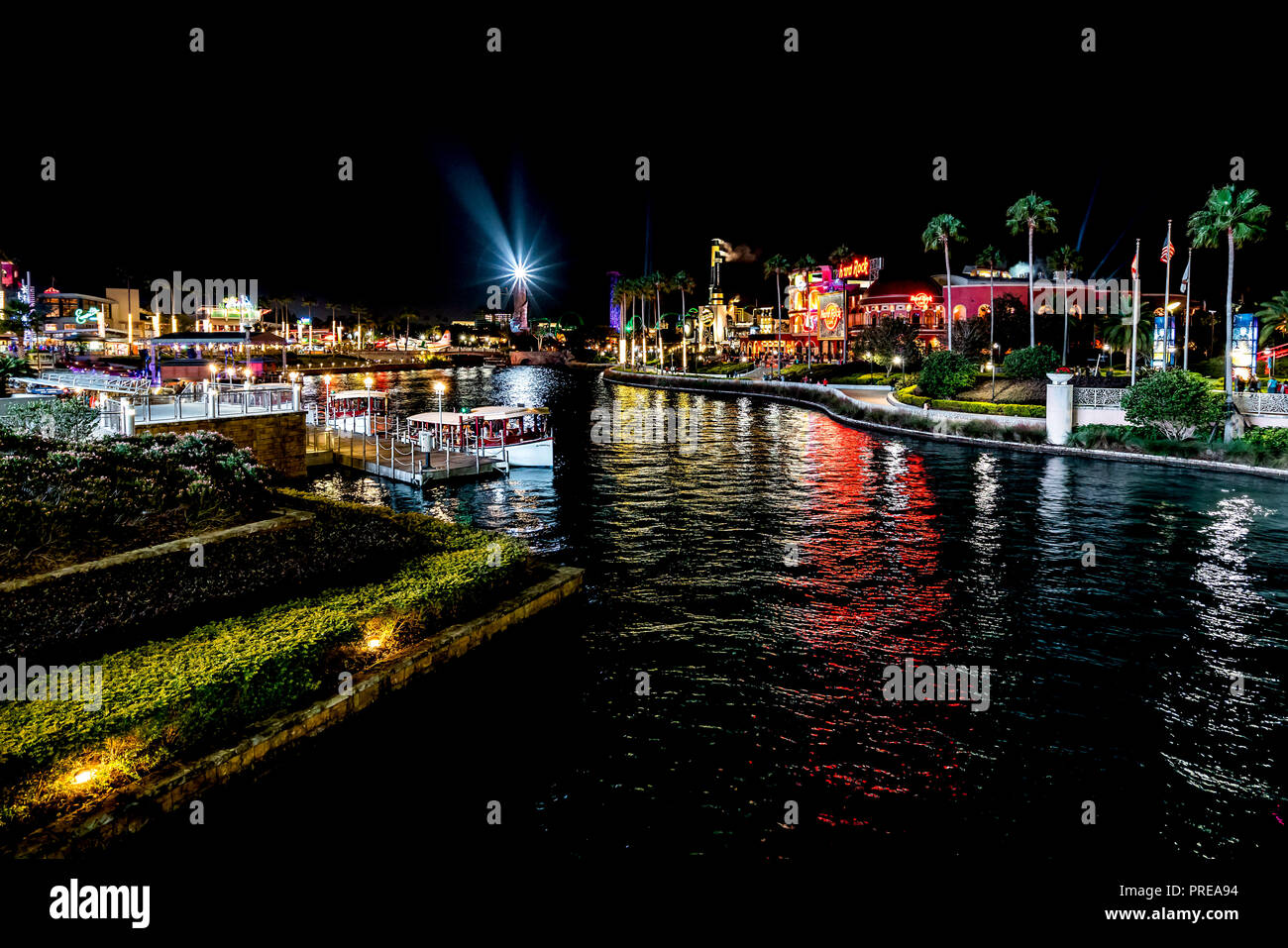 ORLANDO, FLORIDA, Stati Uniti d'America - Dicembre 2017: Highlights della Universal Studios Florida ingresso al parco a tema di notte Foto Stock