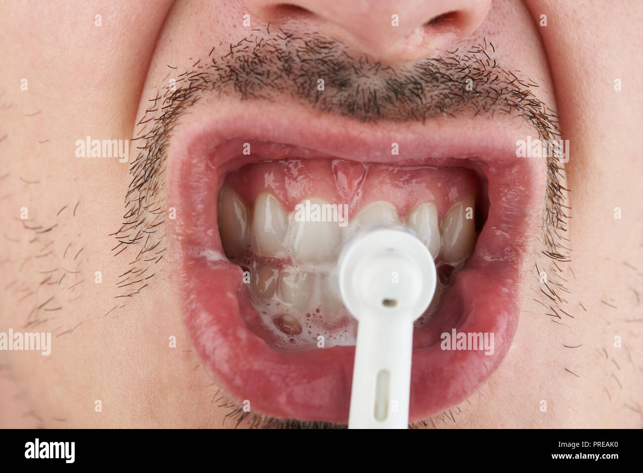 La pulizia dei denti con spazzolino elettrico vista ravvicinata Foto Stock