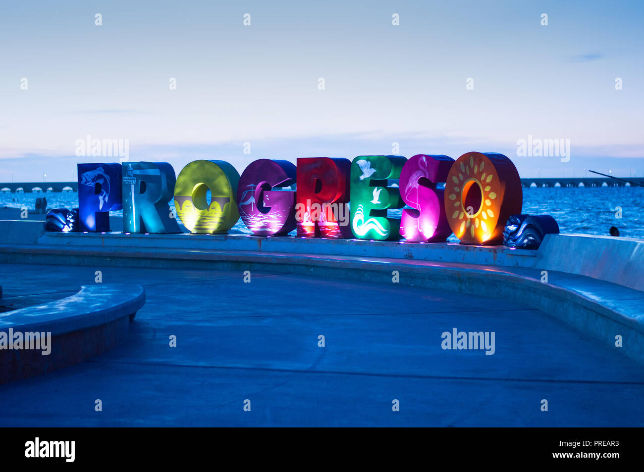 Colorato Progreso sign in Yucatan, Messico, all'alba. Foto Stock