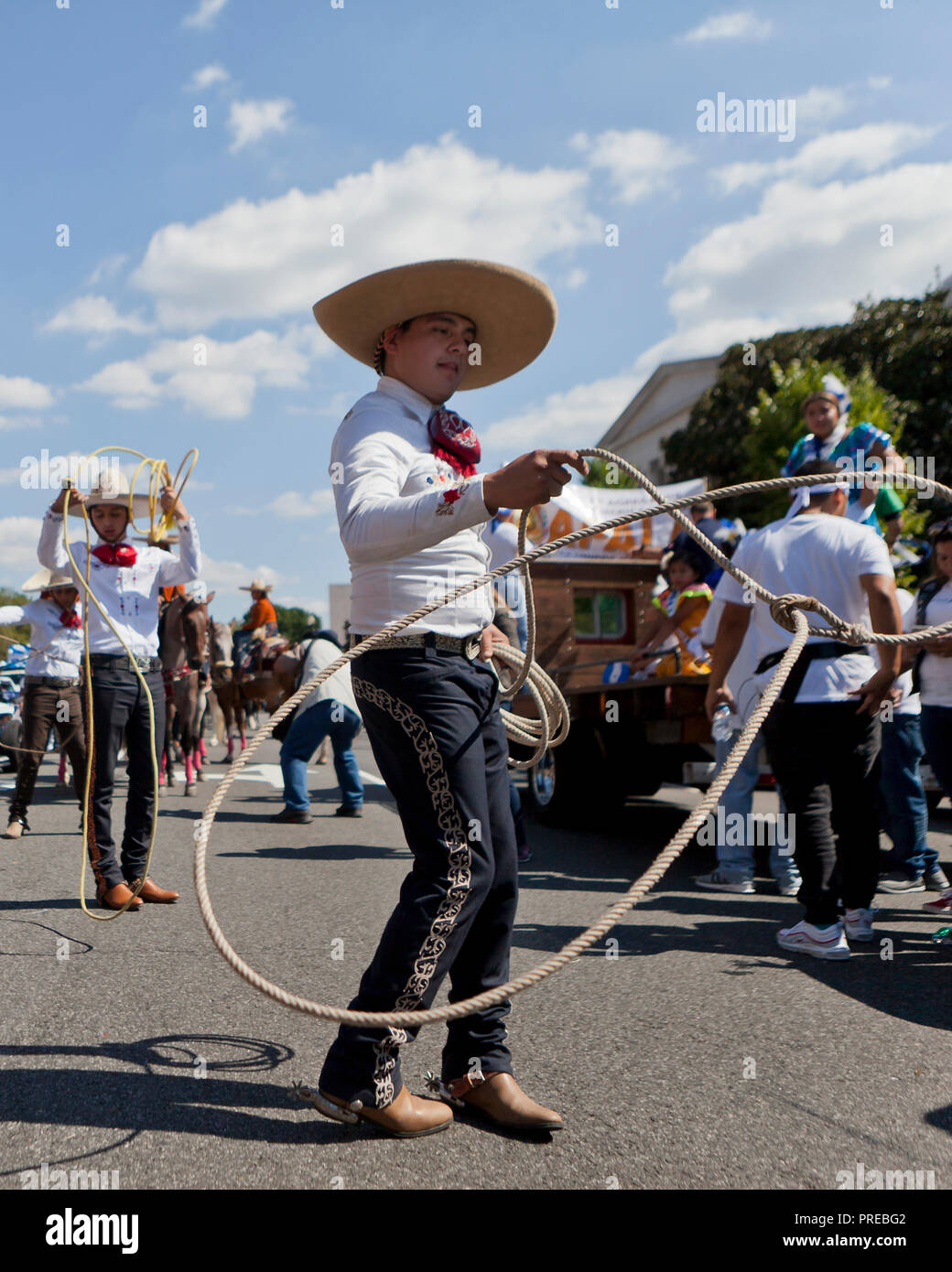 Un Vaquero (cowboy messicano) filatura un lazo Foto Stock