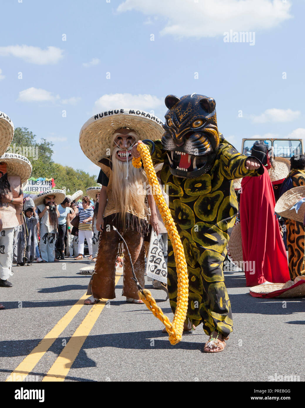 Danza de los Tecuanes (Messicano tradizionale danza folk) interprete in costume di tiger durante 2018 Nazionale Festival Latino - Washington DC, Stati Uniti d'America Foto Stock