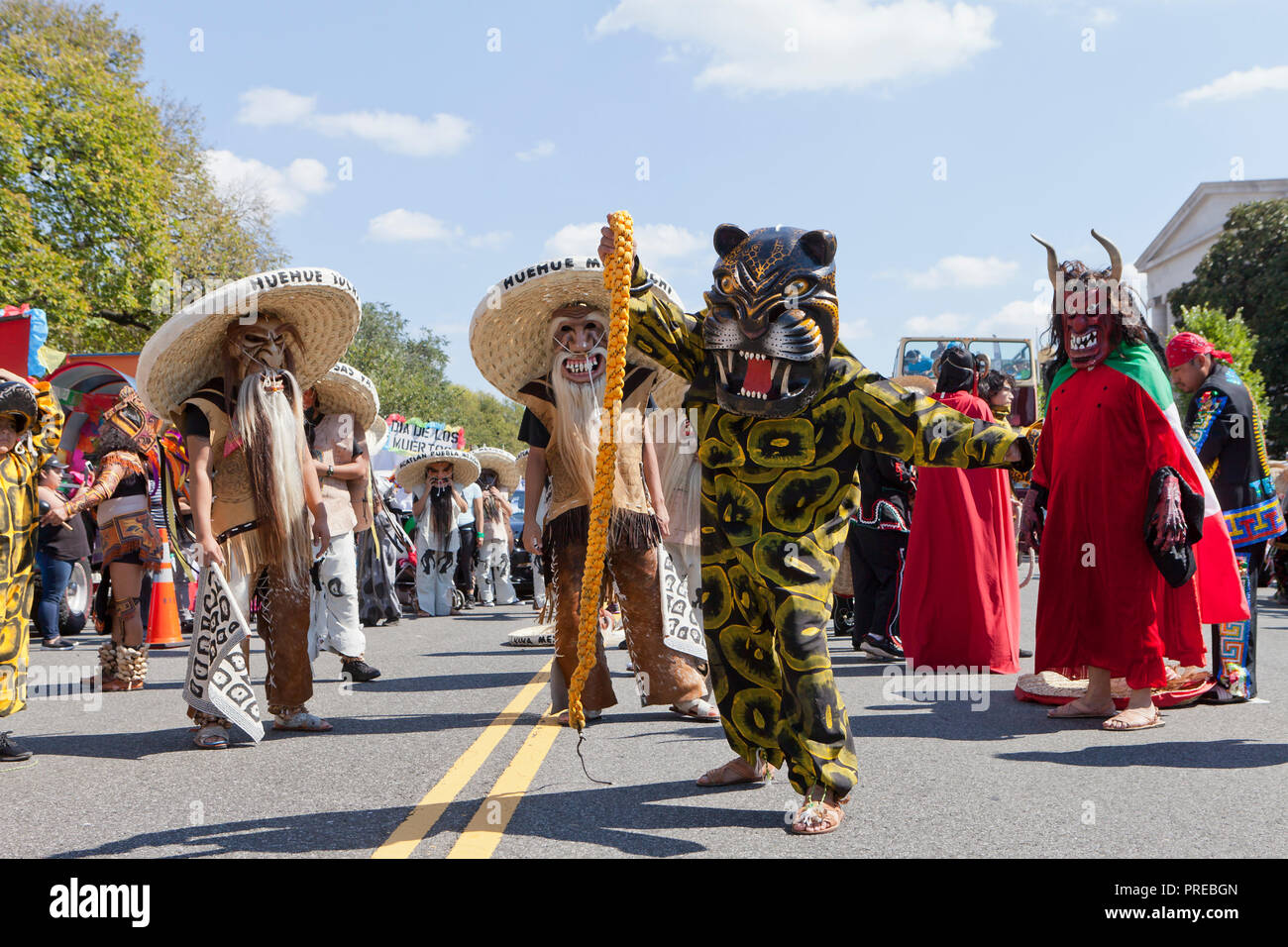 Danza de los Tecuanes (Messicano tradizionale danza folk) interprete in costume di tiger durante 2018 Nazionale Festival Latino - Washington DC, Stati Uniti d'America Foto Stock