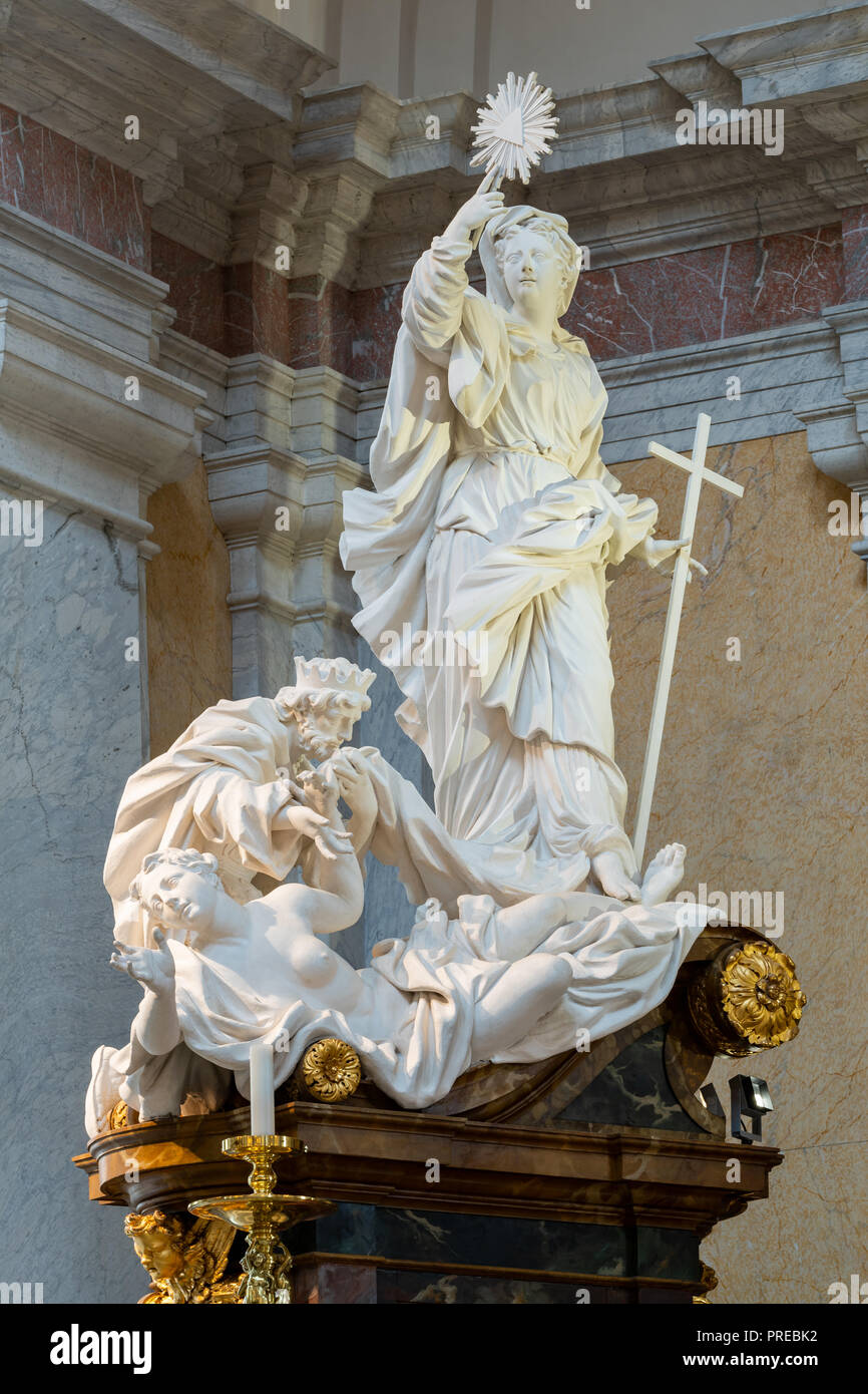 La statua in marmo bianco nella parte anteriore altare in Gustavo Vasa chiesa, Stoccolma, Svezia Foto Stock