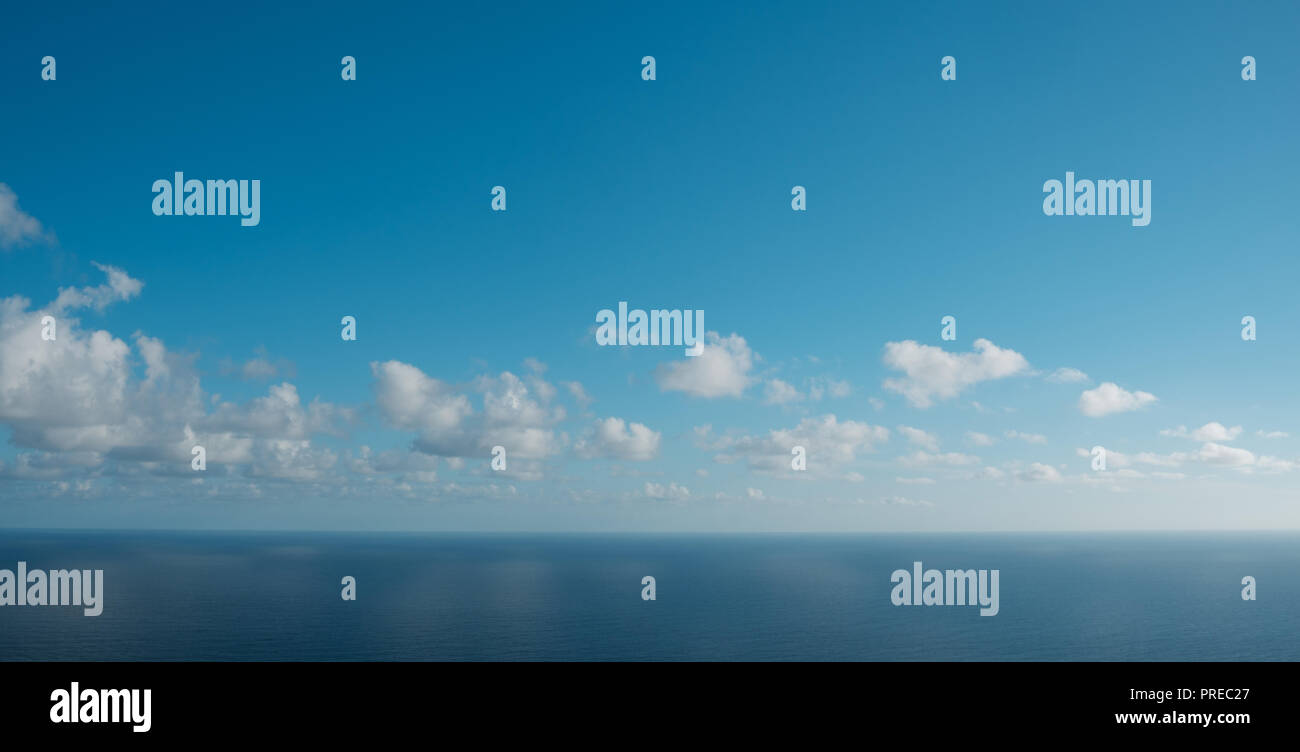 Cielo blu oceano sopra orizzonte di nuvole Foto Stock