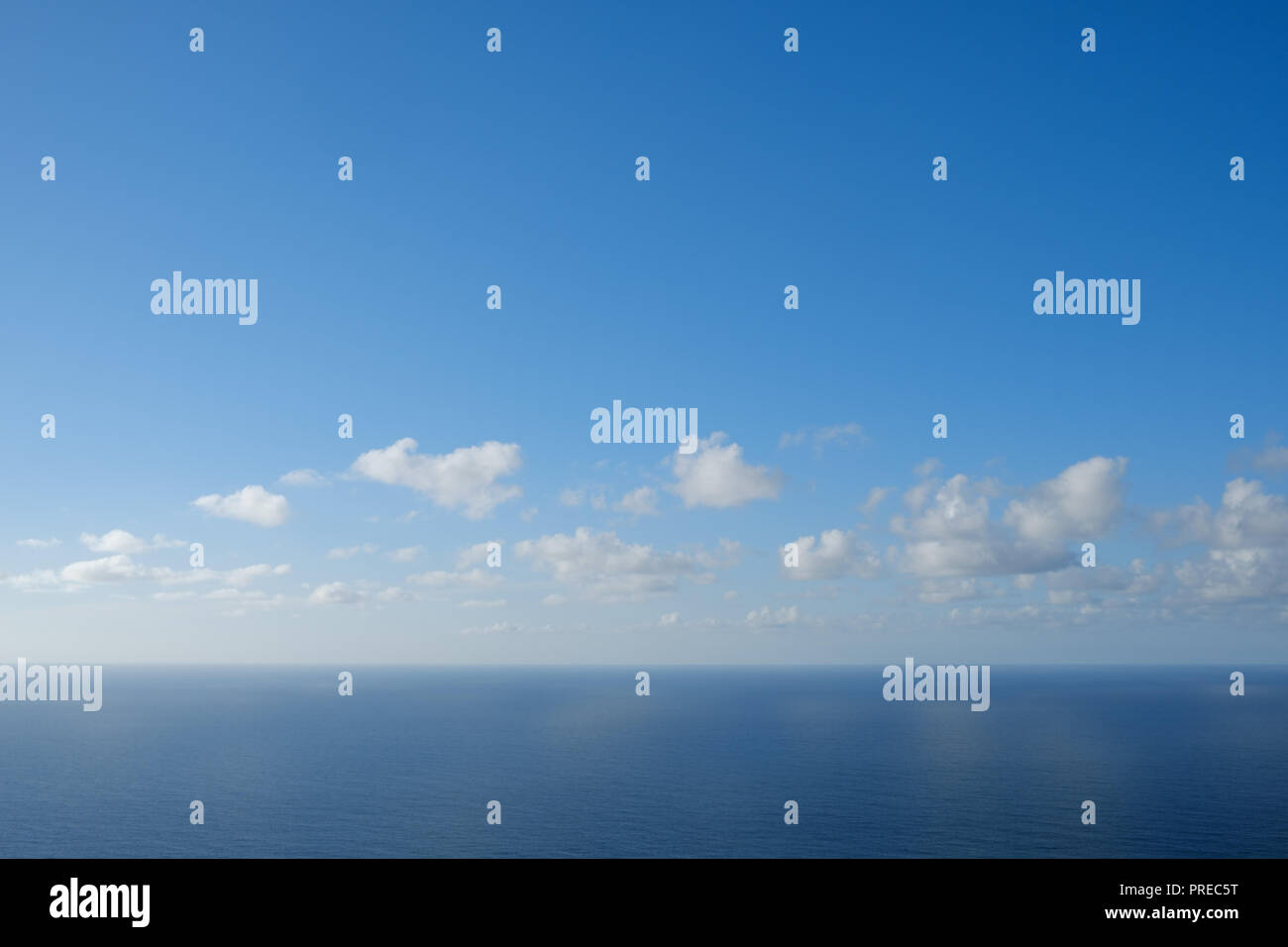 Cielo blu oceano sopra orizzonte di nuvole Foto Stock