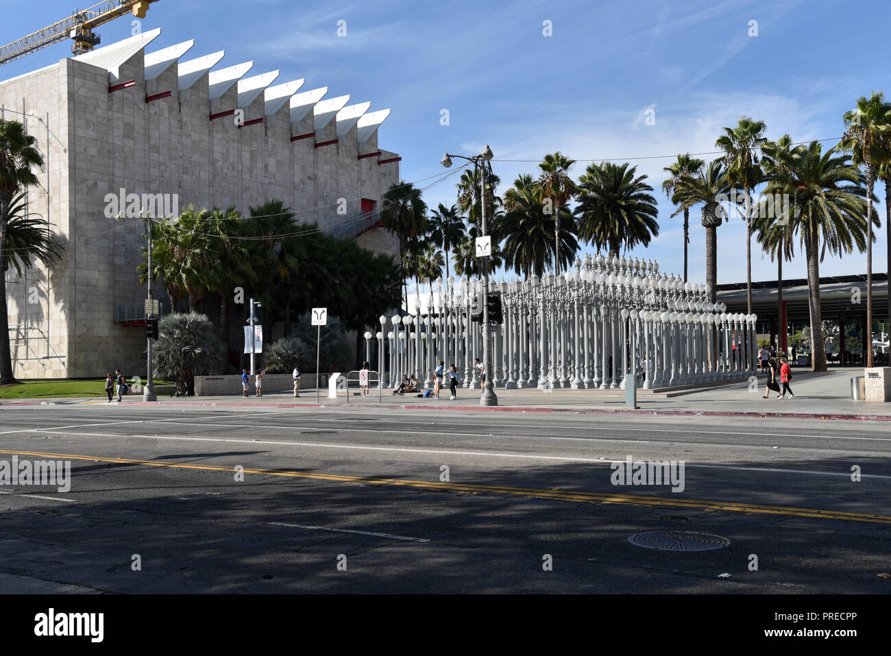 Il Los Angeles County Museum of Art con la luce urbana scultura in piazzale. Solo uso editoriale. Foto Stock