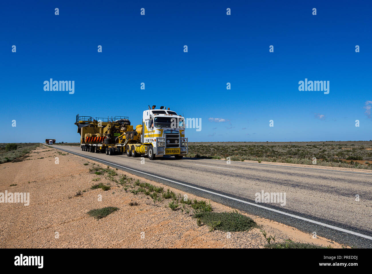 I treni su strada trasporto attrezzature minerarie attraverso il Nullabor Plain in Sud Australia Foto Stock