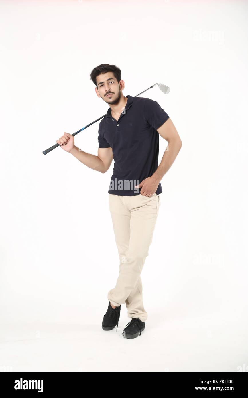 Ragazzo intelligente con il bastone da golf e gamba trasversale. Isolato su sfondo bianco. Foto Stock