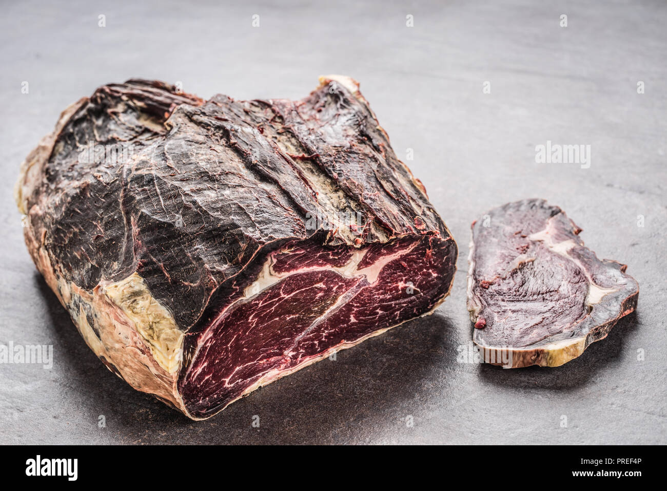 Close-up essiccate Carni bovine a bordo nel negozio di carne. Foto Stock
