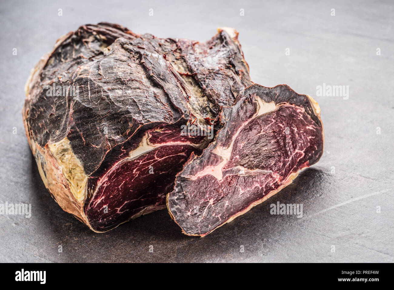 Close-up essiccate Carni bovine a bordo nel negozio di carne. Foto Stock