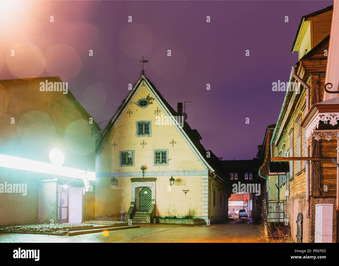 Parnu, Estonia. Notte vista serale della più antica costruzione a Parnu Alms House a Hospidali Street. Foto Stock