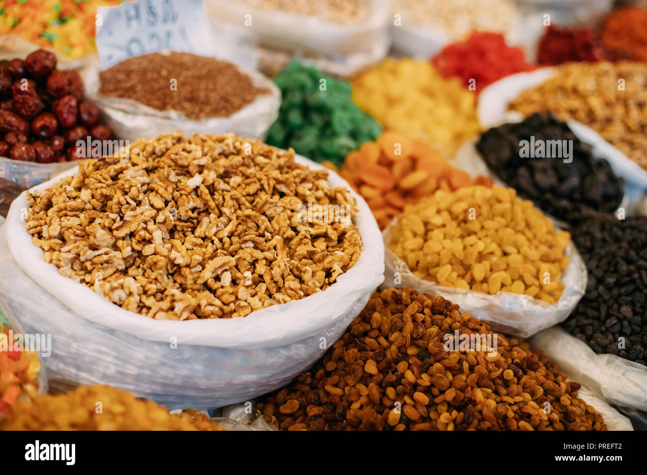Tbilisi, Georgia. Vista ravvicinata di Persico inglese Noce comune (Juglans regia) nel sacchetto sulla vetrina del locale mercato alimentare. Foto Stock