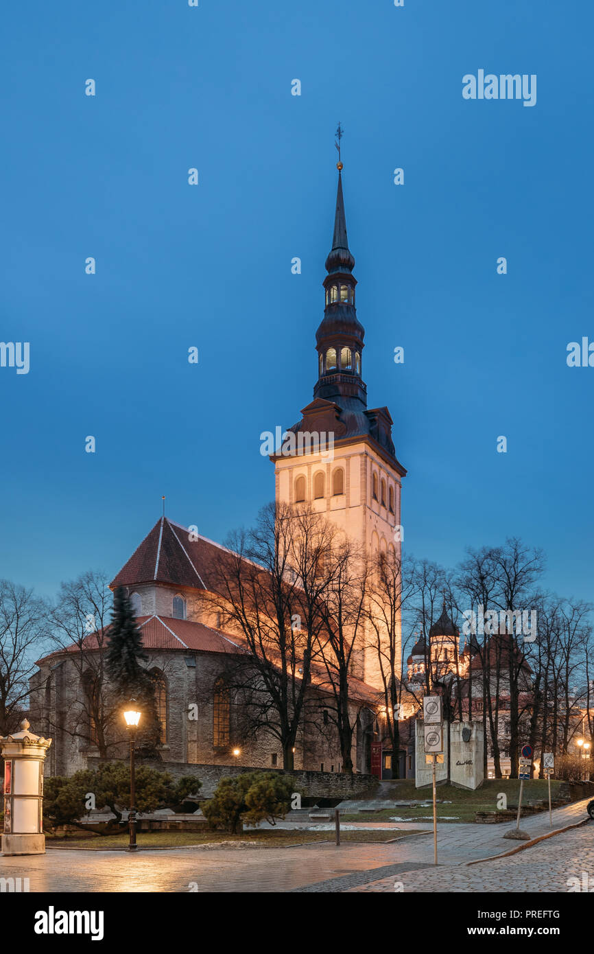 Tallinn, Estonia. Vista serale della chiesa di San Nicola Niguliste Kirik è medioevale ex chiesa luterana. Oggi ospita il ramo del museo di arte di e Foto Stock