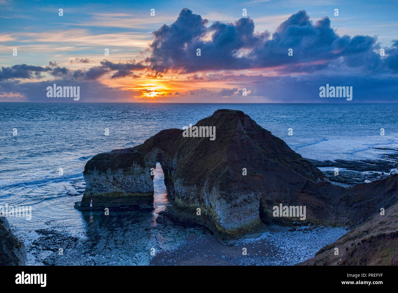 Calcare formazione rocciosa conosciuta come il dinosauro, Flamborough Head, East Yorkshire, Inghilterra, Regno Unito, sunrise. Foto Stock