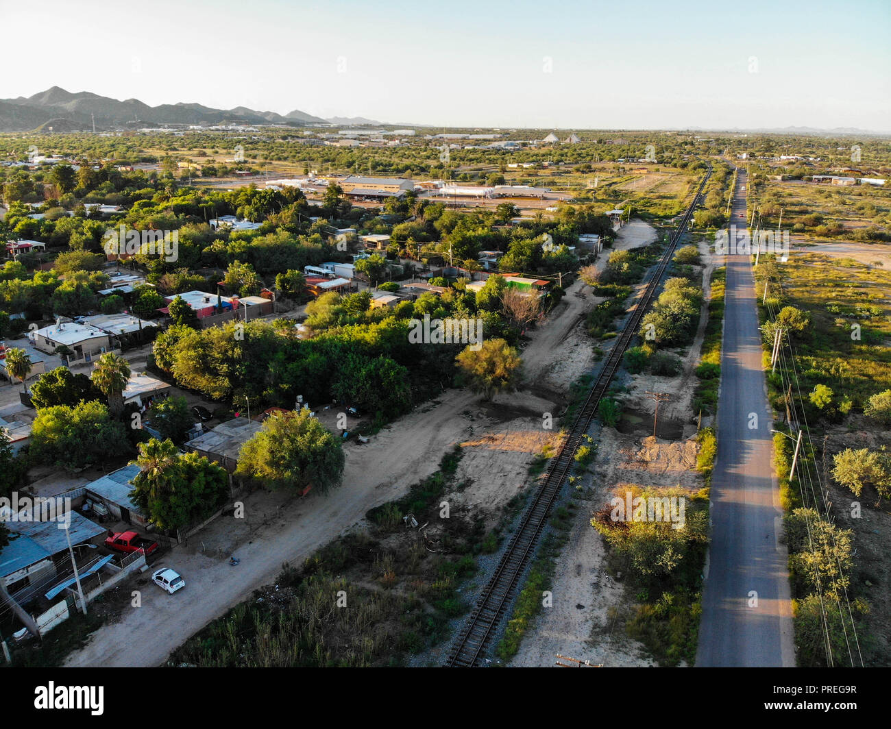 Vista dei binari del treno, ferrovia sulla sua strada attraverso l'ejido la Victoria. (Foto: Luis Gutierrez / NortePhoto.com) Vista de vias de tren, ferrocarril en su paso por el ejido la Victoria. (Foto: Luis Gutierrez / NortePhoto.com) Foto Stock