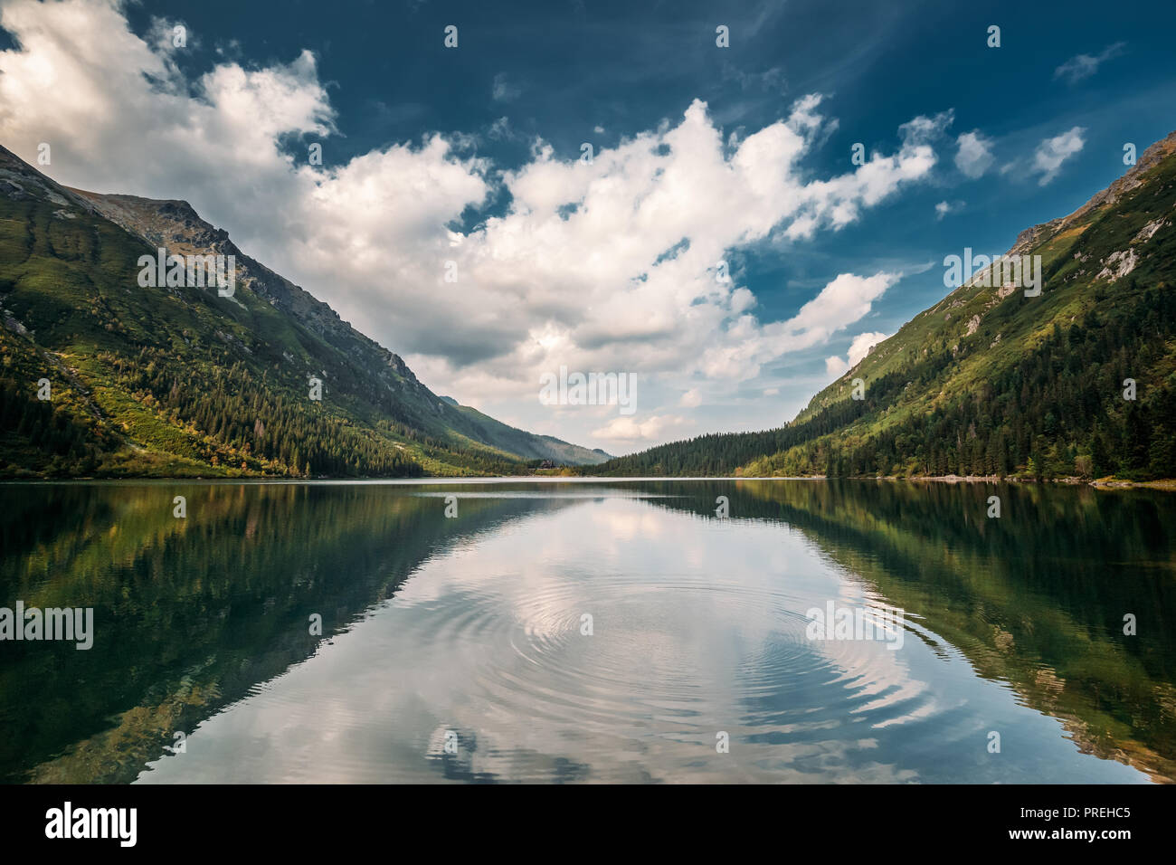 Parco nazionale dei Alti Tatra, Polonia. Cerchi sull acqua sulla superficie di un lago calmo. Famose Montagne Lago Morskie Oko mare o lago di occhio in serata d'estate. Molto bello Foto Stock
