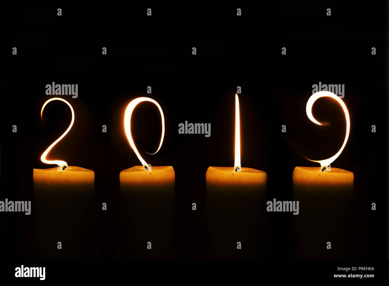 2016 scritto con candela le fiamme su sfondo nero Foto Stock