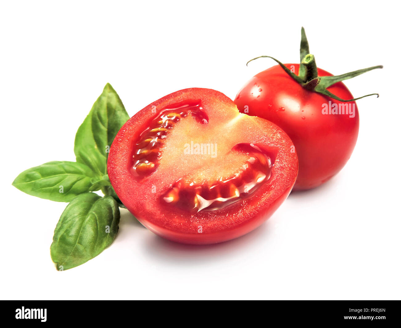 Deliziosi affettati, pomodori freschi. Immagine ravvicinata, isolato su sfondo bianco. Il cibo gourmet o mangiare sano. Foto Stock