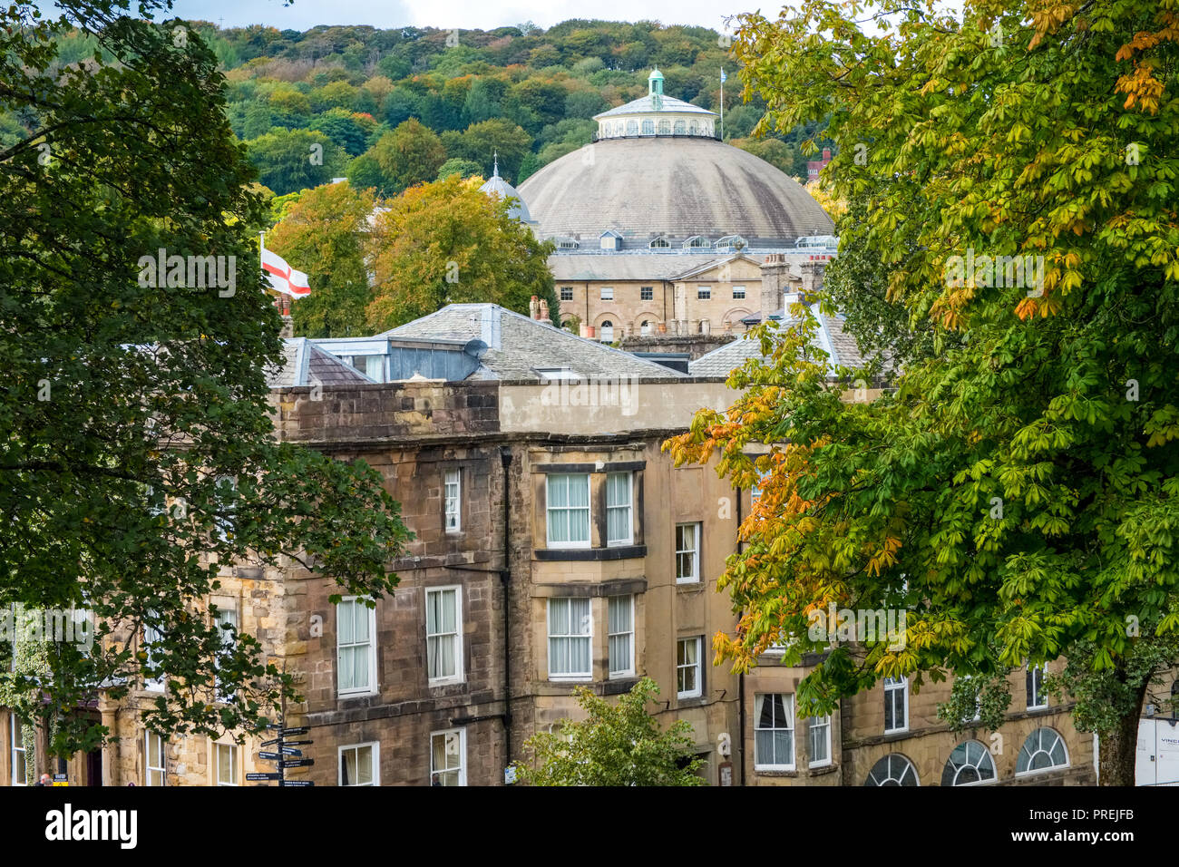 Il centro storico della città termale di Buxton, Derbyshire, Regno Unito. Old Hall Hotel e la cupola di Devonshire Foto Stock