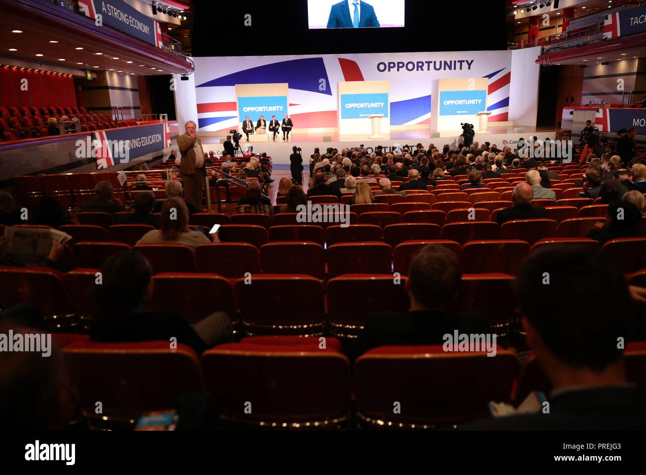 Righe di posti vuoti nella hall principale durante il Partito Conservatore conferenza annuale presso il Centro Convegni Internazionale di Birmingham. Stampa foto di associazione. Stampa foto di associazione. Picture Data: martedì 2 ottobre 2018. Vedere PA storia TORY principale. Foto di credito dovrebbe leggere: Aaron Chown/PA FILO Foto Stock