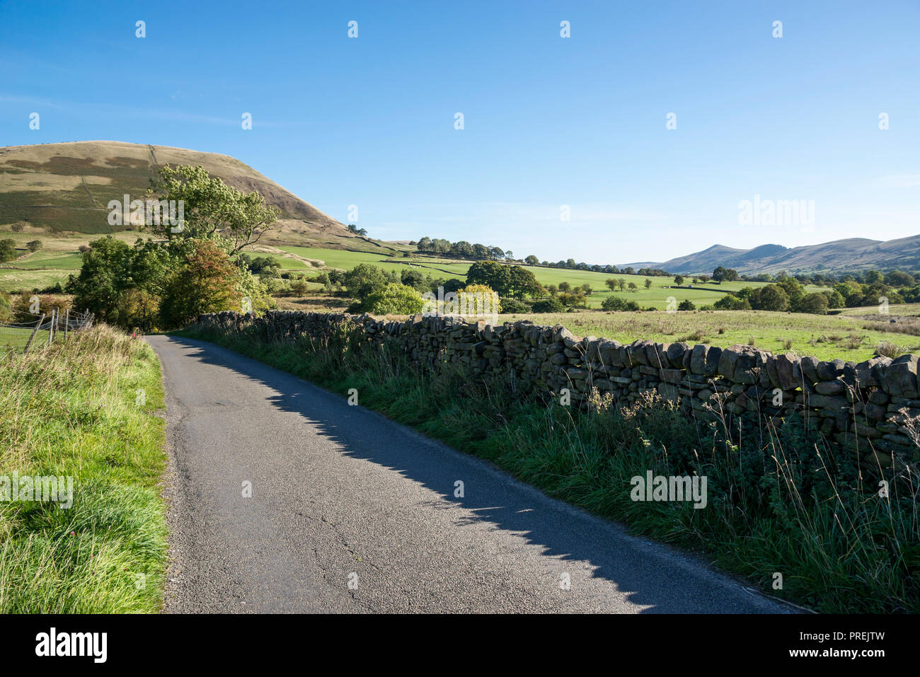 Strada di barbiere Booth su una soleggiata giornata autunnale. Valle di Edale, parco nazionale di Peak District, Derbyhsire, Inghilterra. Foto Stock