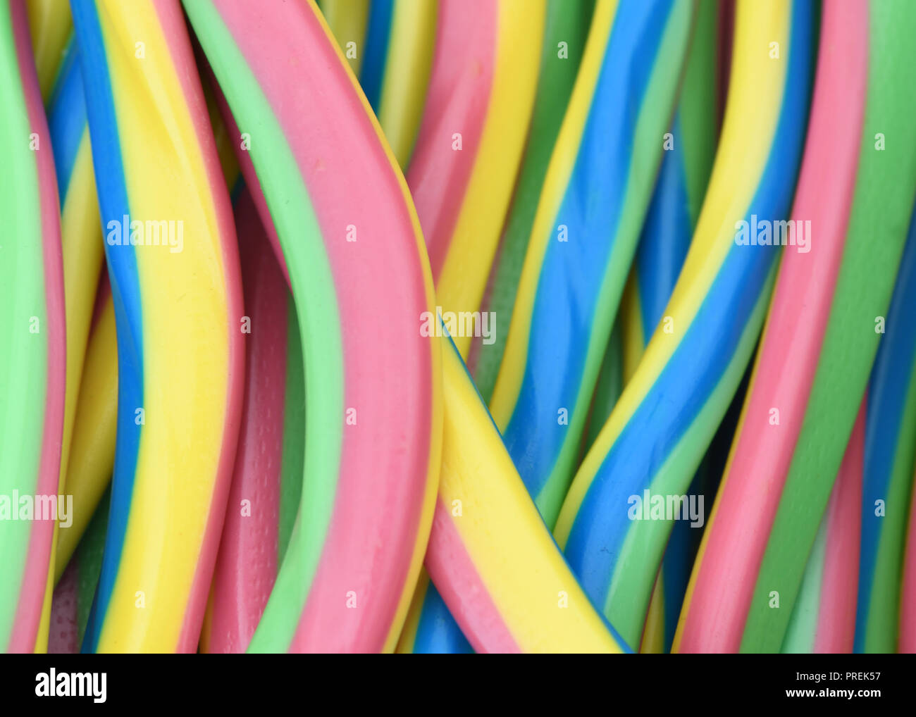 Deliziosa colorata spogliato candy full frame per fare uno sfondo per il testo su lay in rosa verde giallo e blu Foto Stock