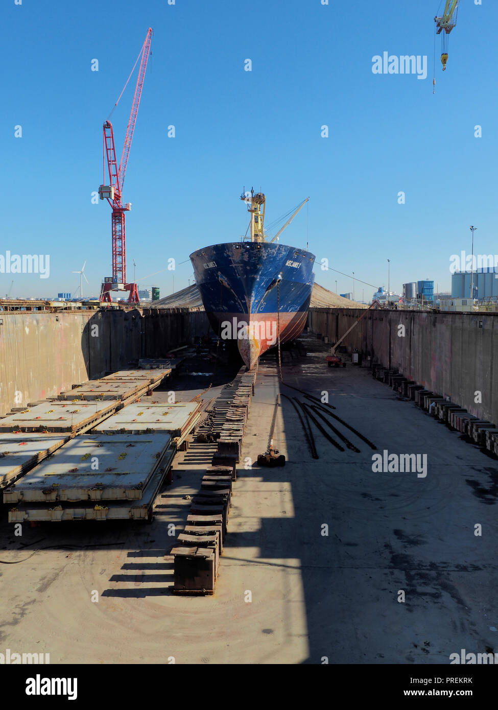 Nave da carico in bacino di carenaggio per la manutenzione nel porto di Anversa, Belgio Foto Stock