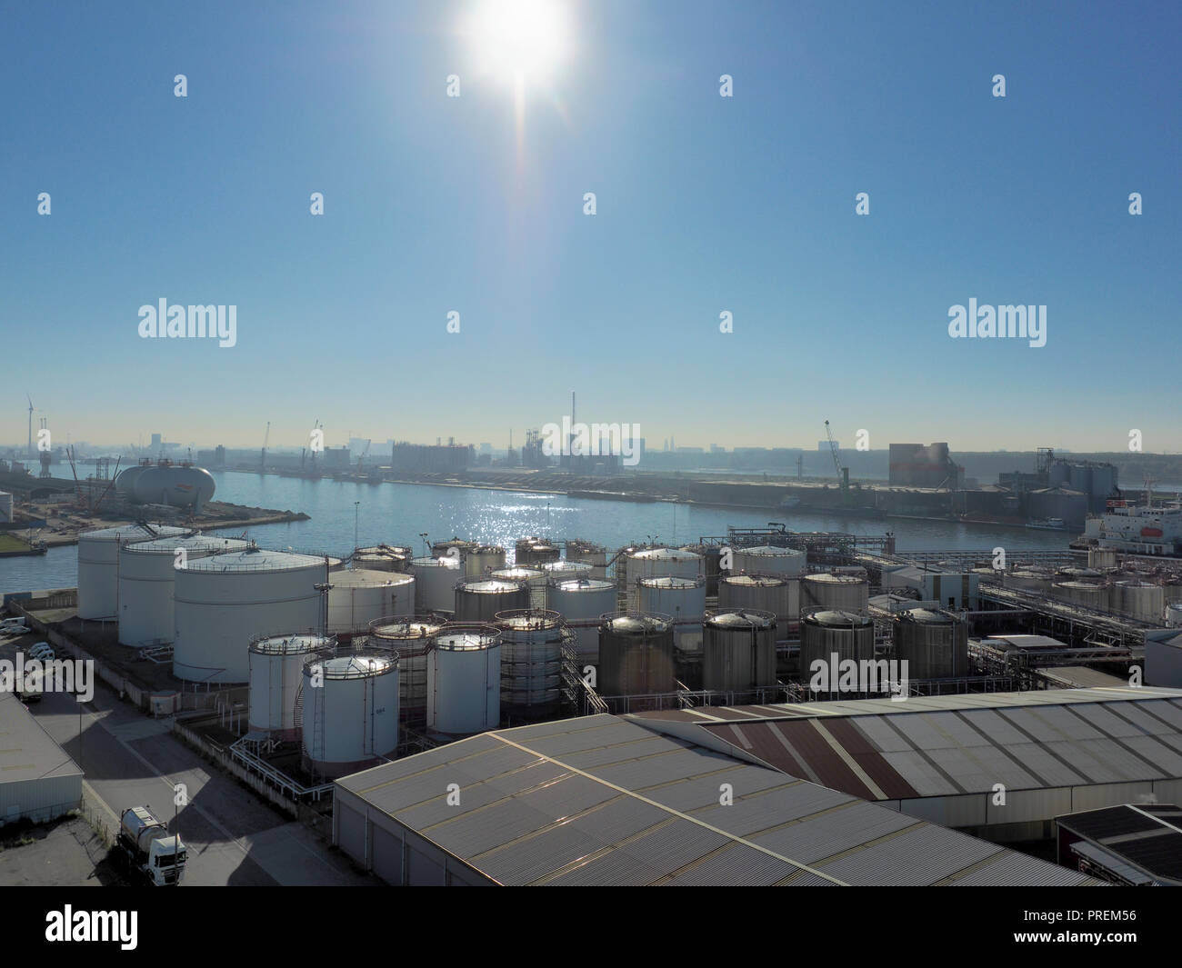 Parte del porto di Anversa con impianti chimici per quanto l'occhio può vedere, Anversa, Belgio Foto Stock