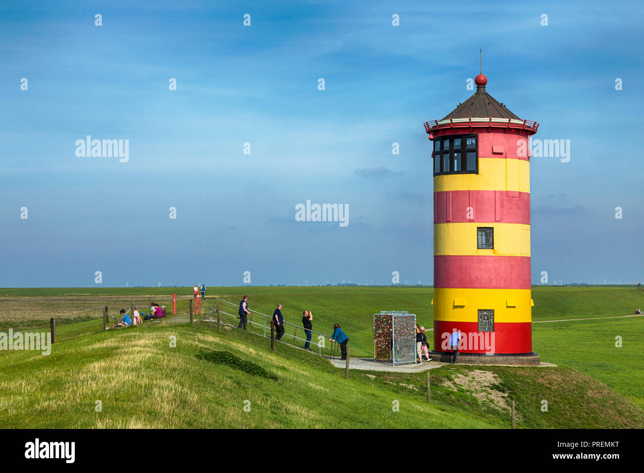 Pilsum faro in Frisia orientale, i turisti a passeggiare, seduto sulla diga e scattare fotografie Foto Stock