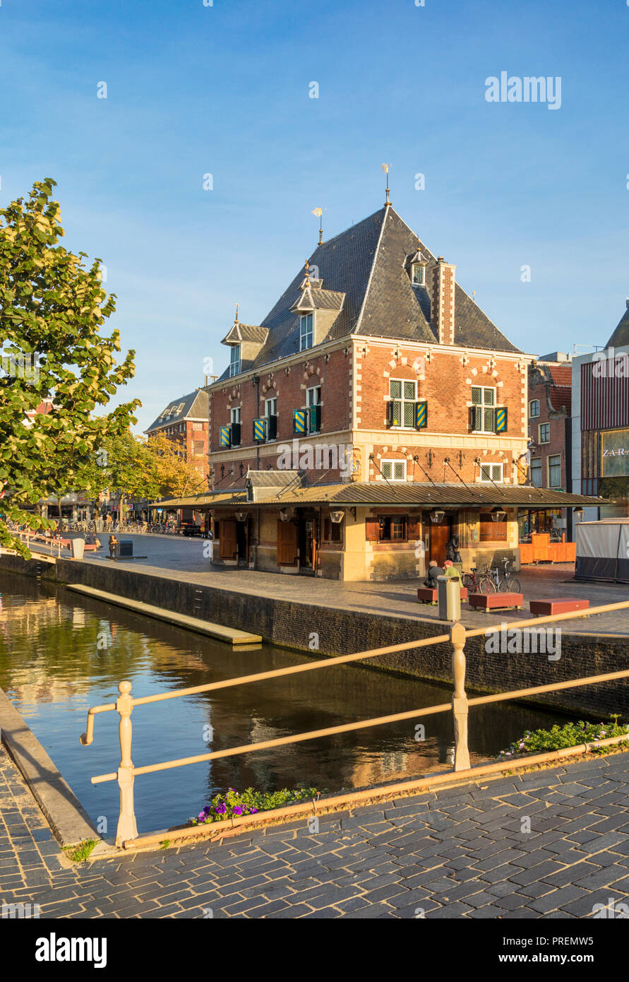 De Waag, storico pesa pubblica casa a Leeuwarden, Paesi Bassi Foto Stock