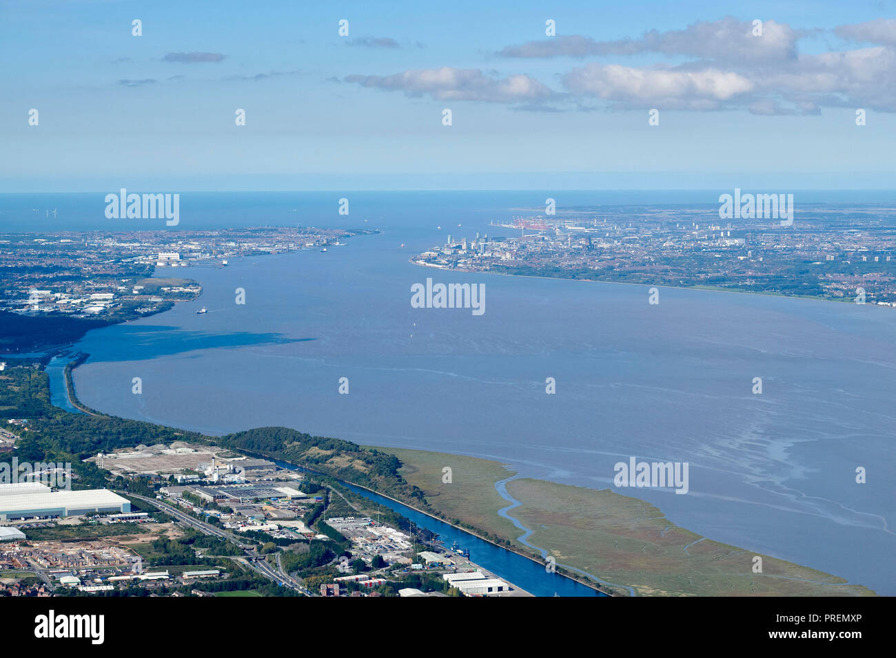 Una veduta aerea del Mersey estuario, Birkenhead a sinistra e a destra di Liverpool, North West England, Regno Unito, girato da Ellesmere Port Foto Stock