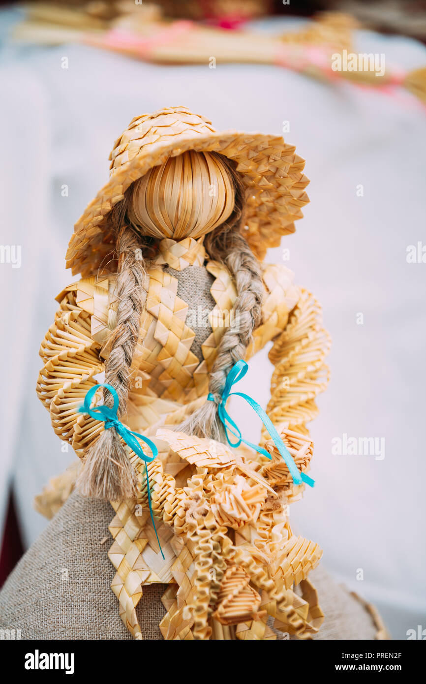 Bielorusso bambola di paglia. Bambole di paglia sono la maggior parte del famoso negozio di souvenir dalla Bielorussia. Foto Stock