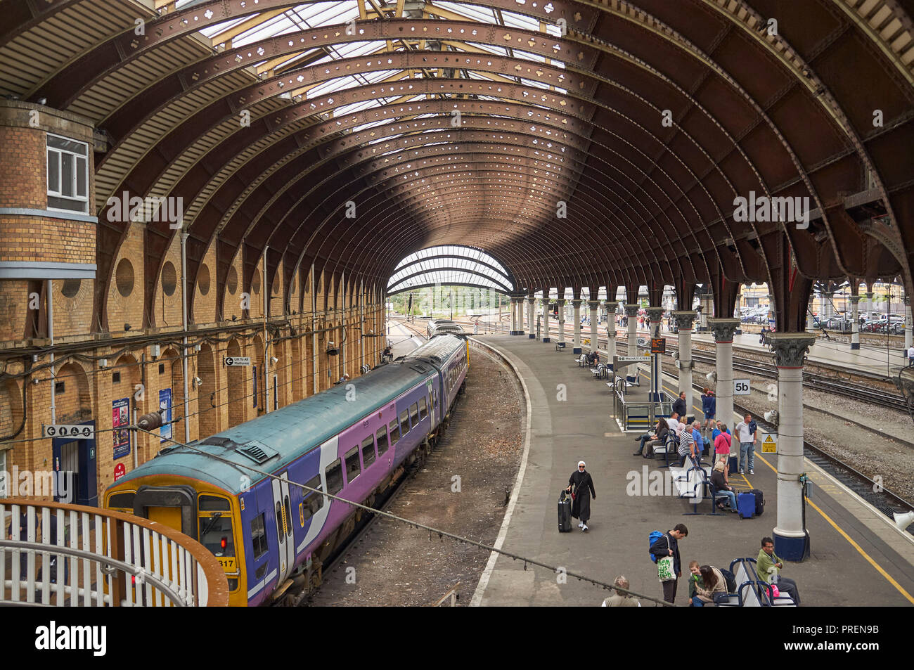 Il maestoso interno della storica York stazione ferroviaria, nell'Inghilterra del Nord, Regno Unito Foto Stock