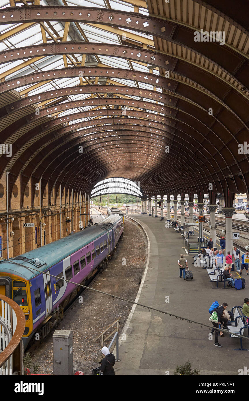 Il maestoso interno della storica York stazione ferroviaria, nell'Inghilterra del Nord, Regno Unito Foto Stock