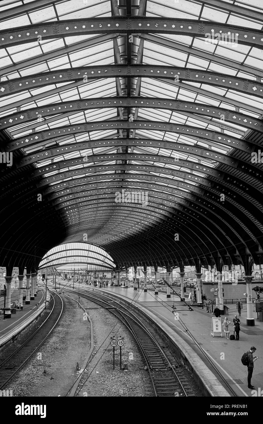 Il maestoso interno della storica York stazione ferroviaria, nell'Inghilterra del Nord, Regno Unito Foto Stock