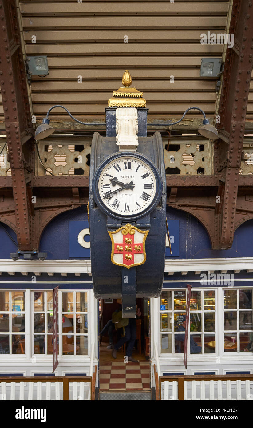 Il meraviglioso orologio presso la storica La Stazione Ferroviaria di York, nell'Inghilterra del Nord, Regno Unito Foto Stock
